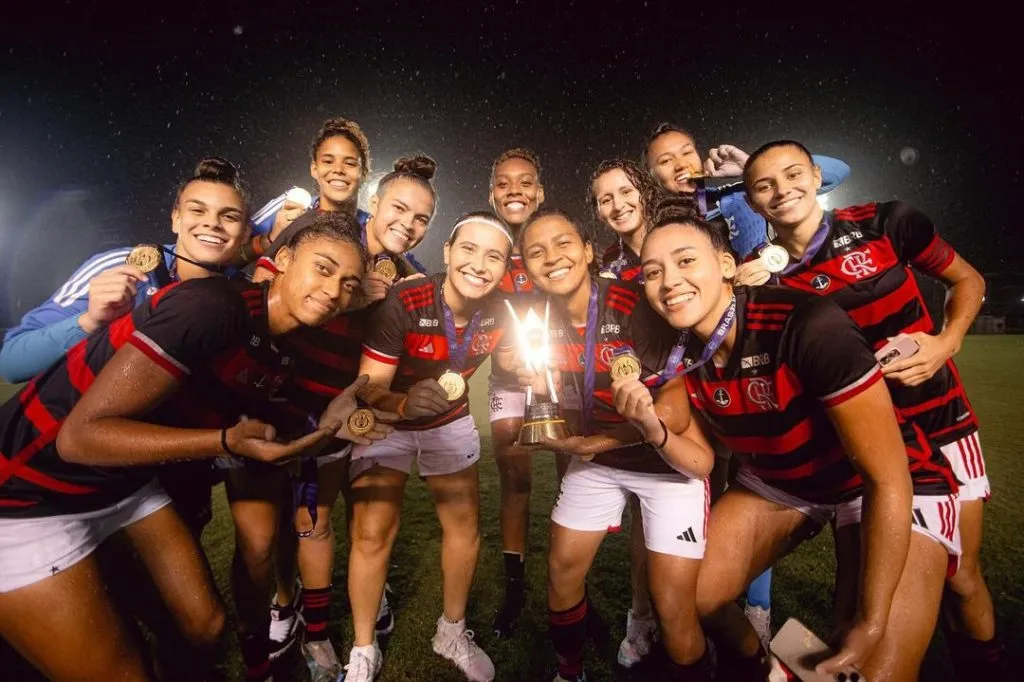 Meninas da Gávea, comemoram o titulo de campeãs no jogo contra o Botafogo pela final do Campeonato Brasileiro Feminino. Foto: Adriano Fontes e Paula Reis/CRF