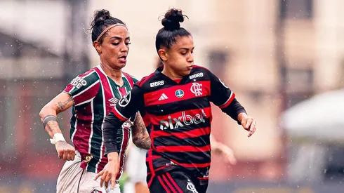 Jogadora do Fluminense disputa lance com a adversária do Flamengo no jogo de ida da final do Campeonato Carioca Feminino