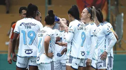 Jogadoras do Cruzeiro, recebem orientação do treinador minutos antes da goleada vitoriosa sobre o Nacional no jogo de volta do Campeonato Mineiro Feminino