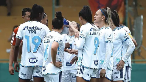 Jogadoras do Cruzeiro, recebem orientação do treinador minutos antes da goleada vitoriosa sobre o Nacional no jogo de volta do Campeonato Mineiro Feminino