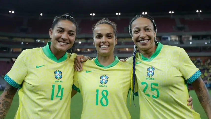 Byanca Brasil, atacante do Cruzeiro ao lado das companheiras de elenco da Seleção Brasileira nas Olímpiadas de Paris. Foto: Lívia Villas Boas/CBF