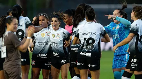 Gabi Portilho comemora vitória do Corinthians e taça libertadores