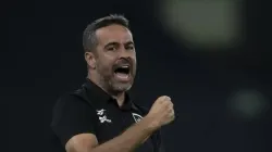 Foto: Divulgação/ Botafogo- Artur Jorge recebe informação sobre retorno de Bastos