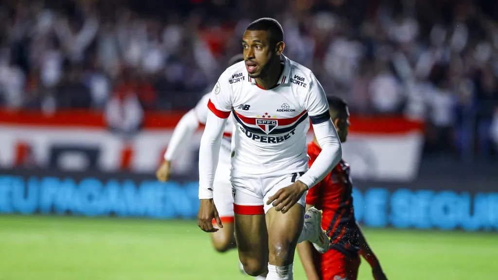 André Silva comemora gol contra o Athletico-PR