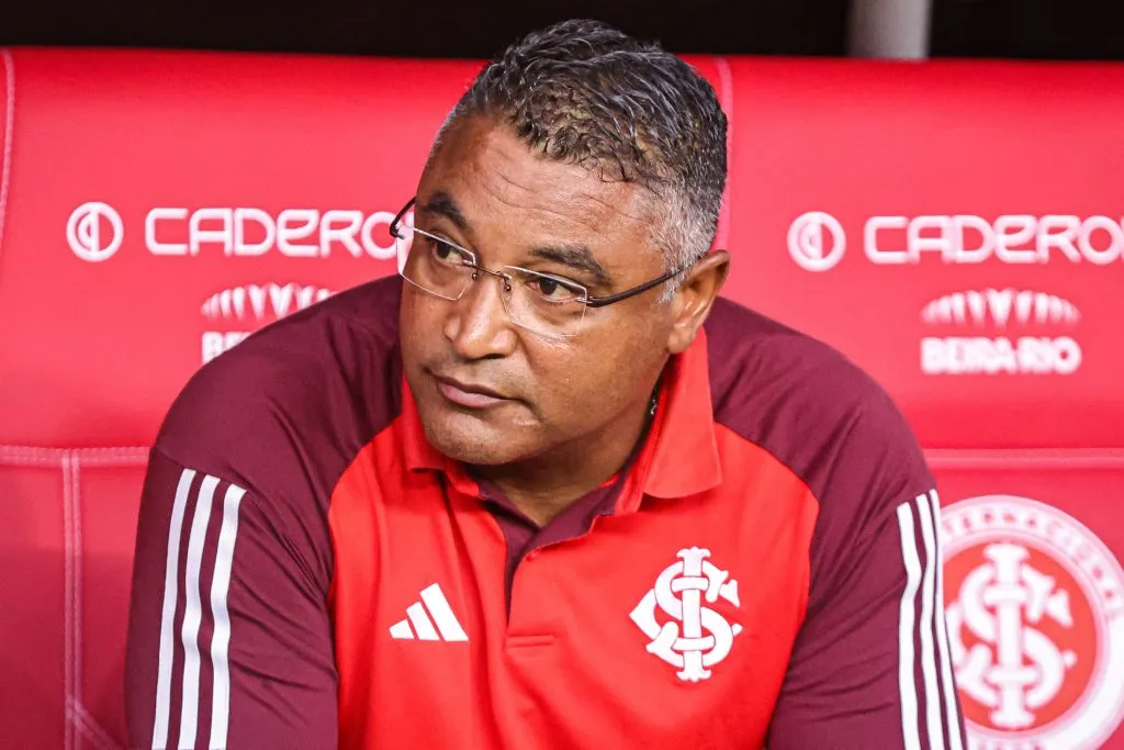 Roger Machado vem tendo dificuldades para formar a dupla de zaga após contusão de Gabriel Mercado. Foto: Maxi Franzoi/AGIF