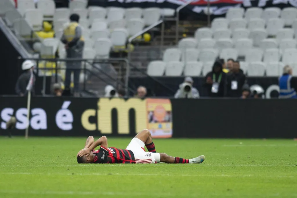De La Cruz se machucou no segundo tempo do jogo de volta da semifinal da Copa do Brasil, contra o Corinthians. Foto: Anderson Romao/AGIF