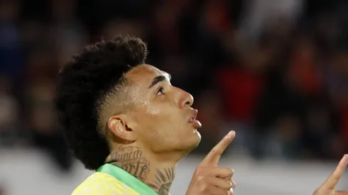 Igor Jesus comemorando gol com a camisa da Seleção Brasileira.