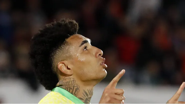 Igor Jesus comemorando gol com a camisa da Seleção Brasileira.