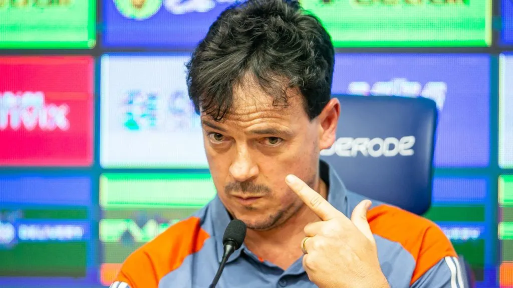 Técnico Fernando Diniz durante sua apresentação oficial no Cruzeiro. Foto: Fernando Moreno/AGIF