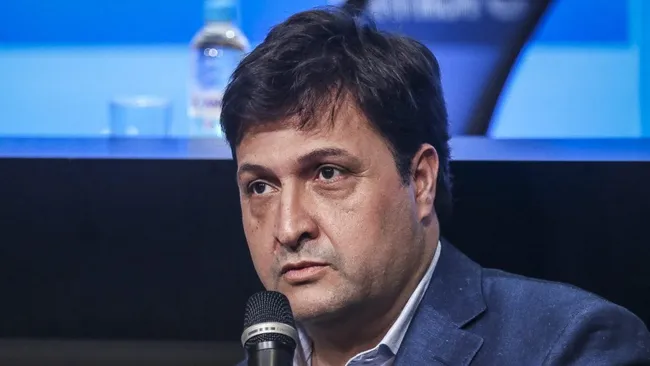 Foto: Fernando Alves/AGIF – Alberto Guerra, presidente do Grêmio, decide contratar treinador estrangeiro em 2025.