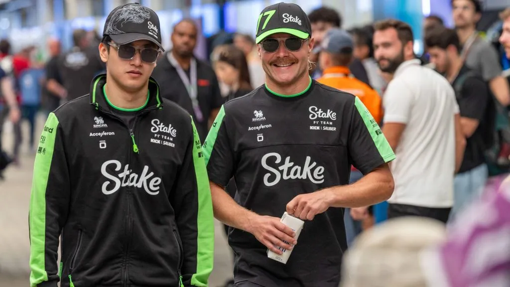 Guanyu Zhou e Bottas no GP de São Paulo