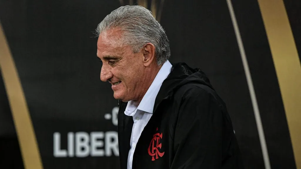 Tite durante partida. Foto: Thiago Ribeiro/AGIF