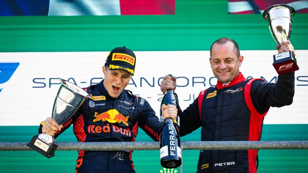 Isack Hadjar no pódio da F2