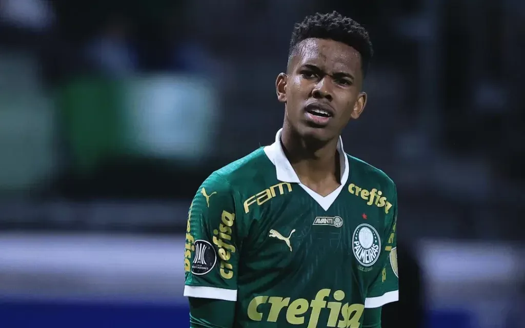 Estêvão jogador do Palmeiras, em ação pelo clube no Campeonato Brasileiro