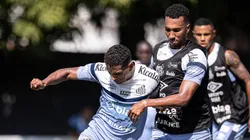 João Lucas (à esquerda) é envolvido junto de Soteldo pelo Santos em troca por Cristaldo, do Grêmio - Foto: Raul Baretta/ Santos FC