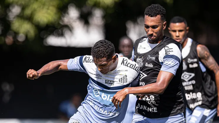 João Lucas (à esquerda) é envolvido junto de Soteldo pelo Santos em troca por Cristaldo, do Grêmio - Foto: Raul Baretta/ Santos FC