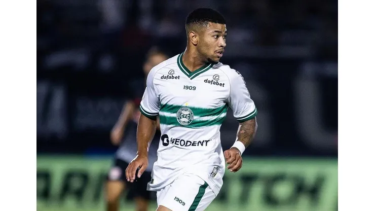 Foto: Divulgação/ Coritiba - Lucas Ronier, jogador do Coritiba, é alvo do Internacional