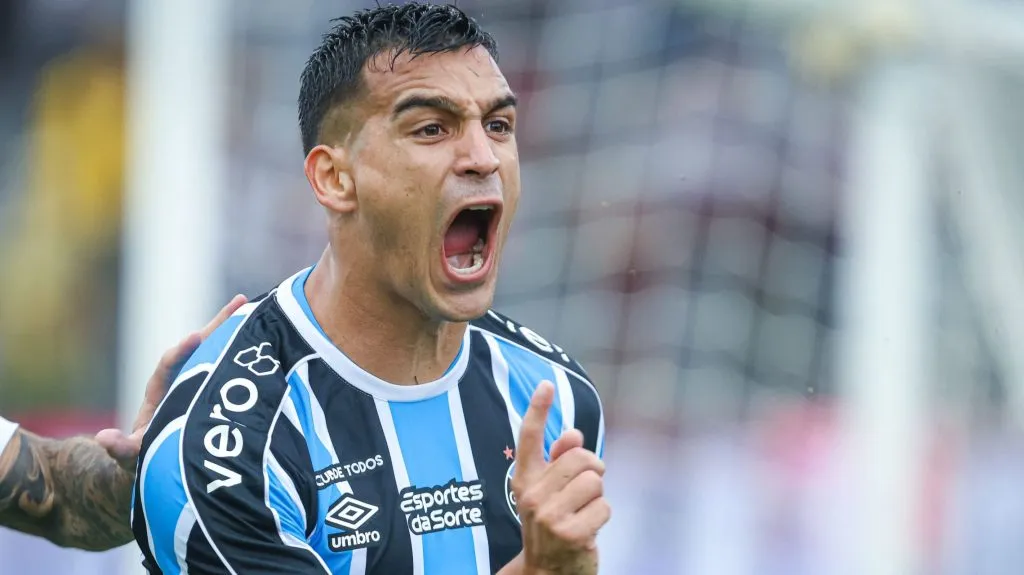 Cristaldo comemora gol pelo Grêmio - Foto: Maxi Franzoi/AGIF