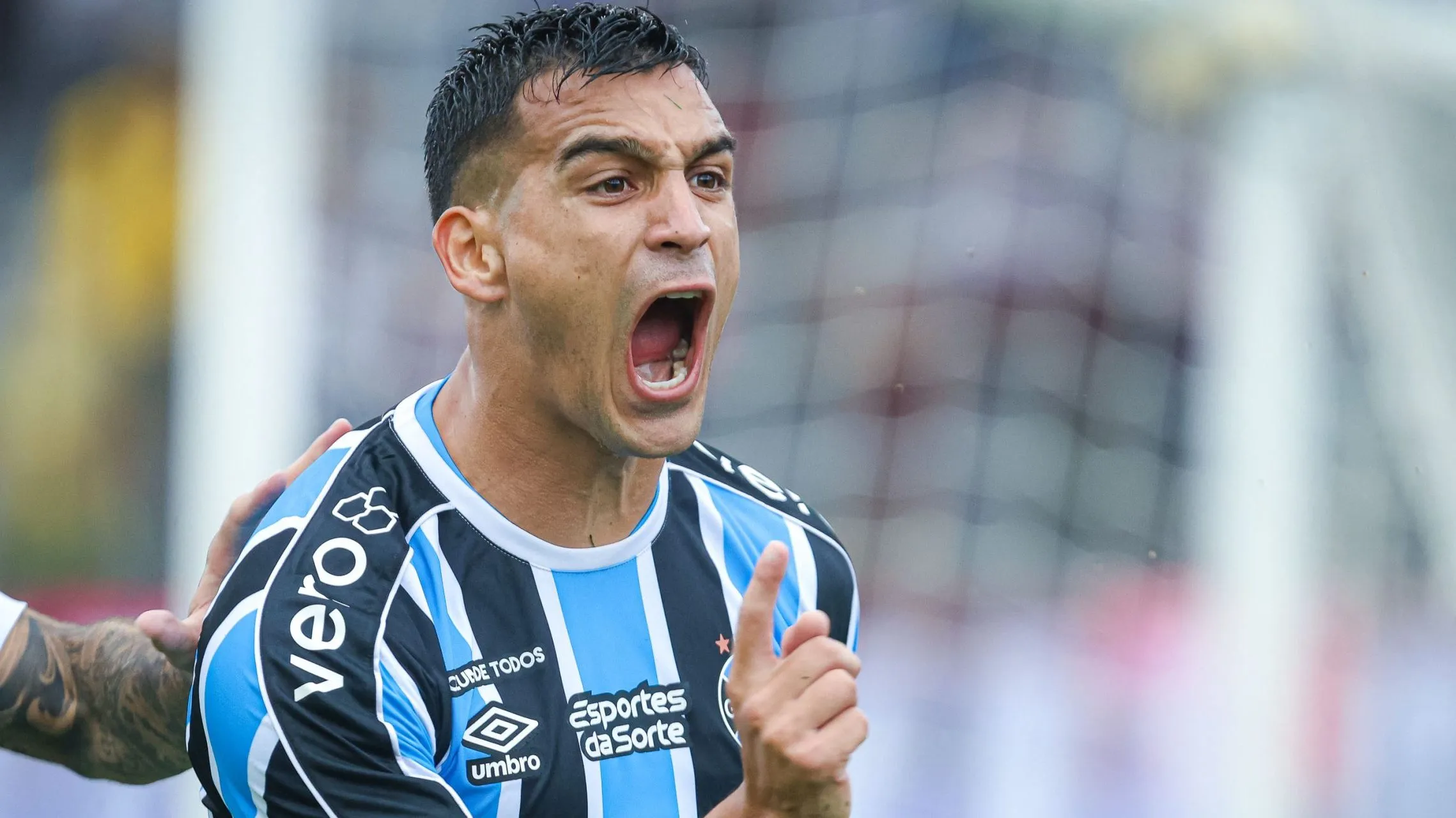 Cristaldo comemora gol pelo Grêmio - Foto: Maxi Franzoi/AGIF