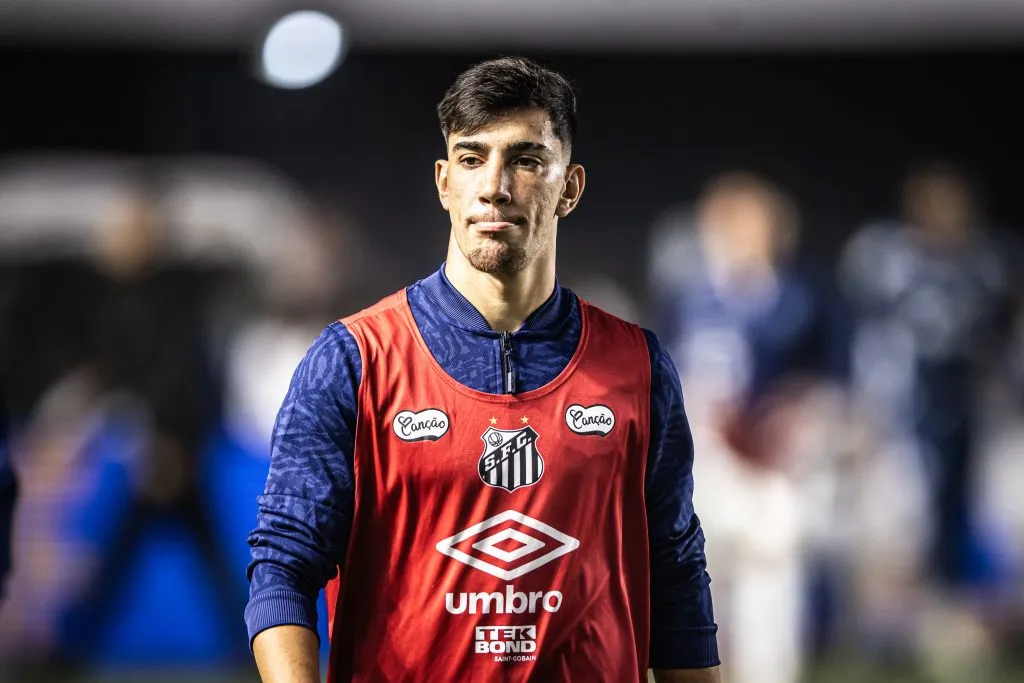 Pedrinho em partida do Santos contra o Coritiba, no 1° turno. Foto: Abner Dourado/AGIF 
