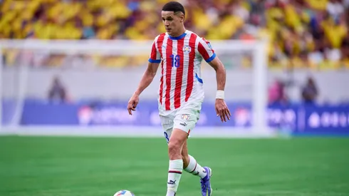 Alex Arce em ação pela Seleção do Paraguai - Foto: Hector Vivas/Getty Images