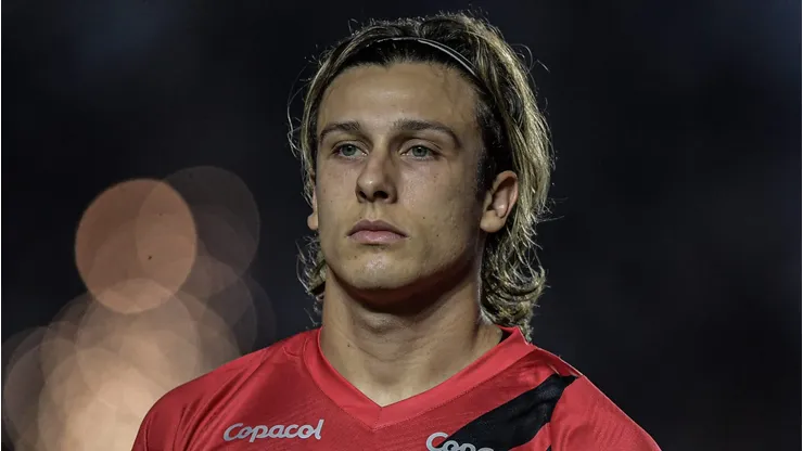 Canobbio tem contrato no Athletico-PR até 2026.