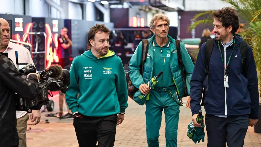Alonso e membros da Aston Martin em Interlagos