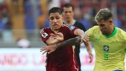 Savarino disputando lance com Bruno Guimarães, do Newcastle-ING.