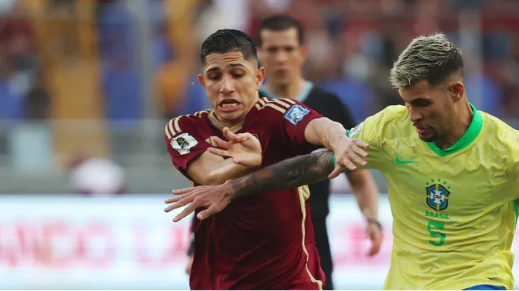 Savarino disputando lance com Bruno Guimarães, do Newcastle-ING.