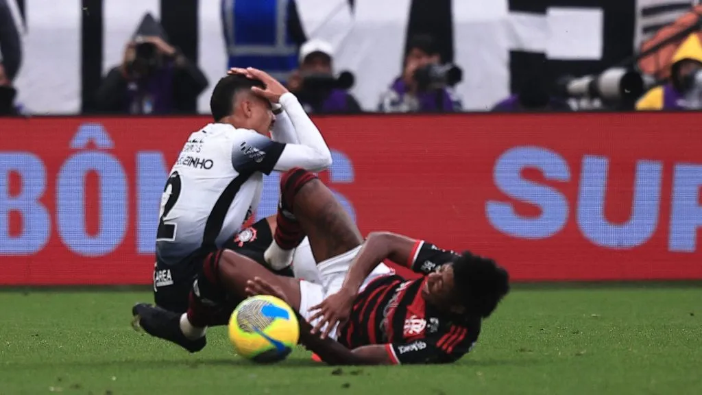 Bruno Henrique e Matheuzinho após disputa de bola que rendeu expulsão do atacante do Mengão – . Foto: Ettore Chiereguini/AGIF