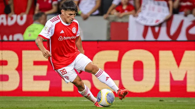 Bernabei é o melhor lateral do Brasil atualmente em 2024 – Foto: Maxi Franzoi/AGIF.