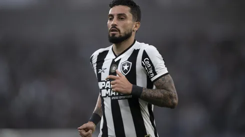 Alex Telles jogador do Botafogo. Foto: Jorge Rodrigues/AGIF