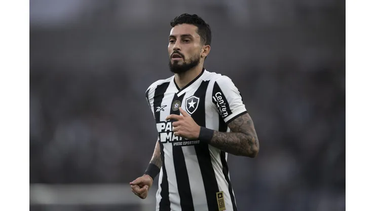 Alex Telles jogador do Botafogo. Foto: Jorge Rodrigues/AGIF