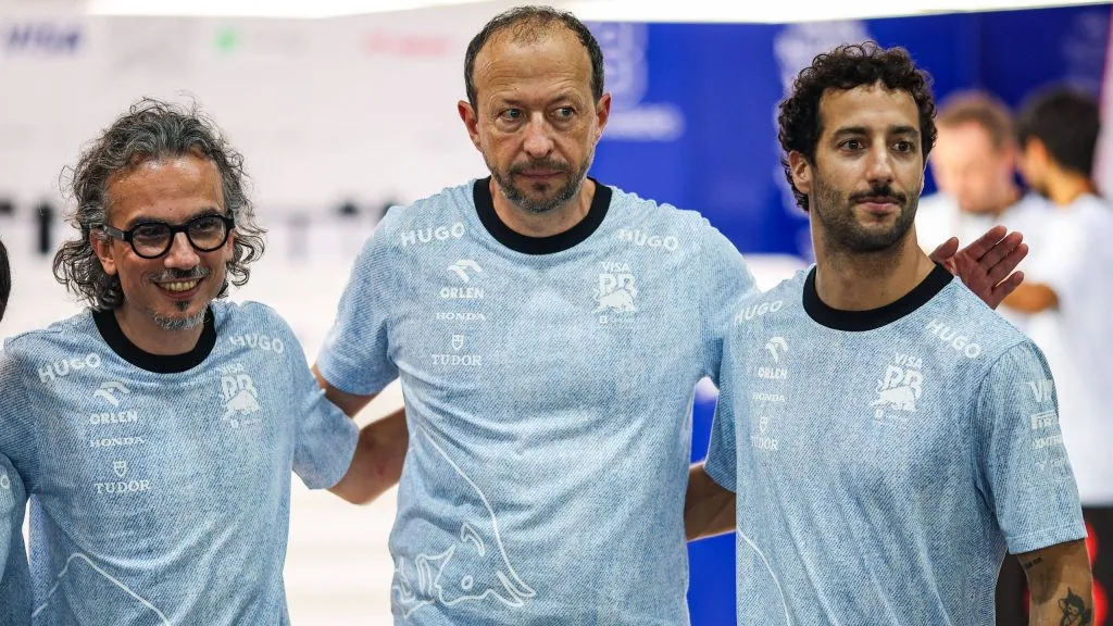 Ricciardo com Mekies e Bayer na VCARB