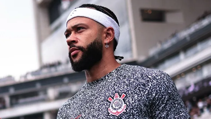 Memphis Depay treinando pelo Corinthians na Neo Química Arena