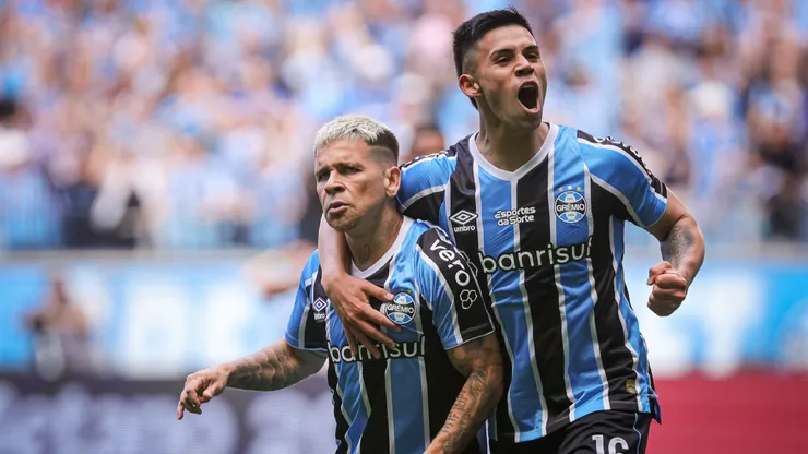 Dupla volta ao ataque do Grêmio