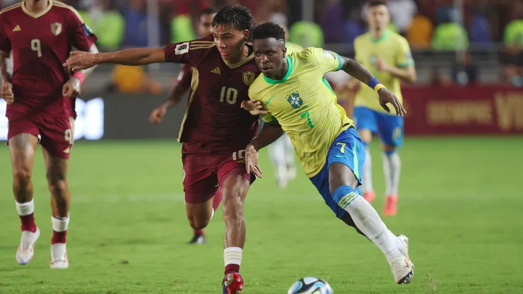 Vinicius Junior do Brasil e Telasco Segovia da Venezuela.(Foto de Edilzon Gamez/Getty Images)