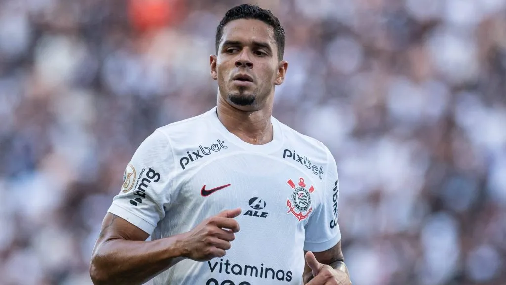 Lucas Veríssimo jogando com camisa do Corinthians - Foto: IMAGO