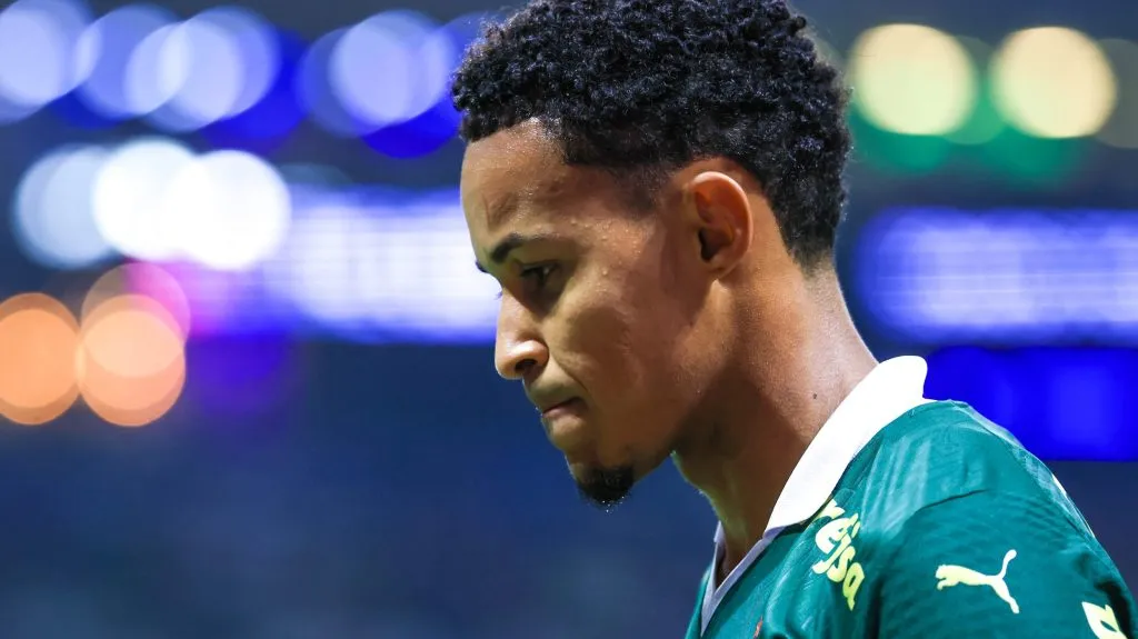 Lázaro cabisbaixo no Palmeiras - Foto: AGIF