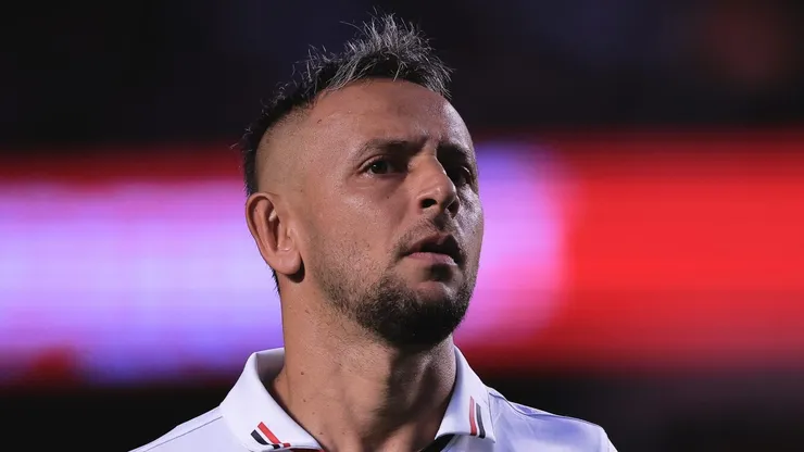 Rafinha deve renovar por pouco tempo com o São Paulo