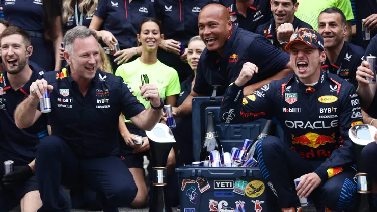 Horner e Verstappen comemorando a vitória no GP de Barcelona