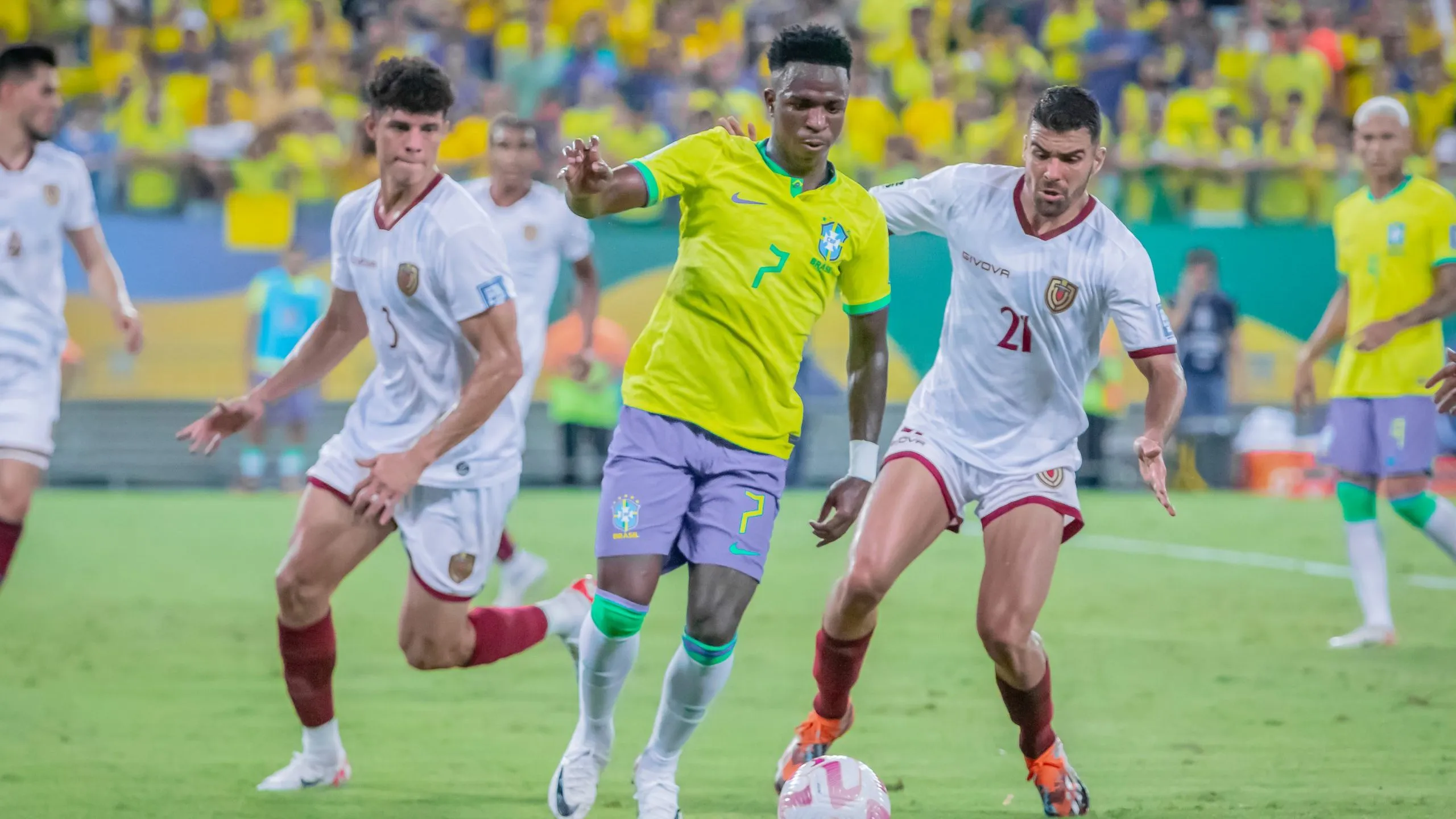 Vinicius Junior jogador do Brasil durante partida contra o Venezuela. Foto: Fernando Teramatsu/AGIF