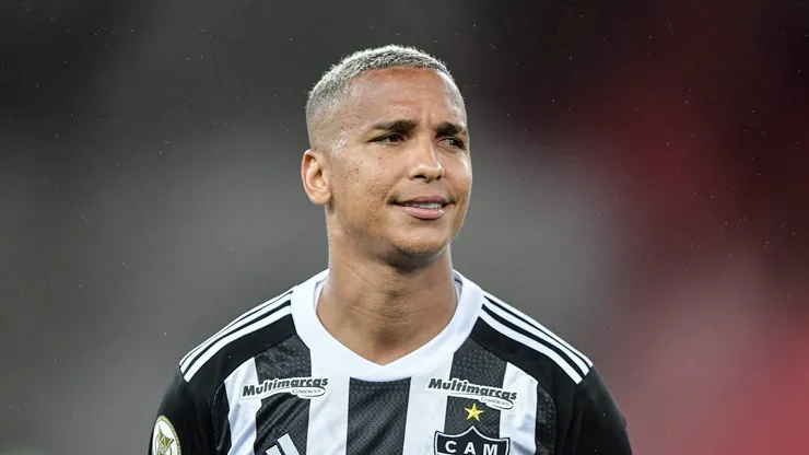 Deyverson durante partida realizada no Maracanã.