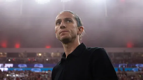 Filipe Luís no banco do Mais Querido.