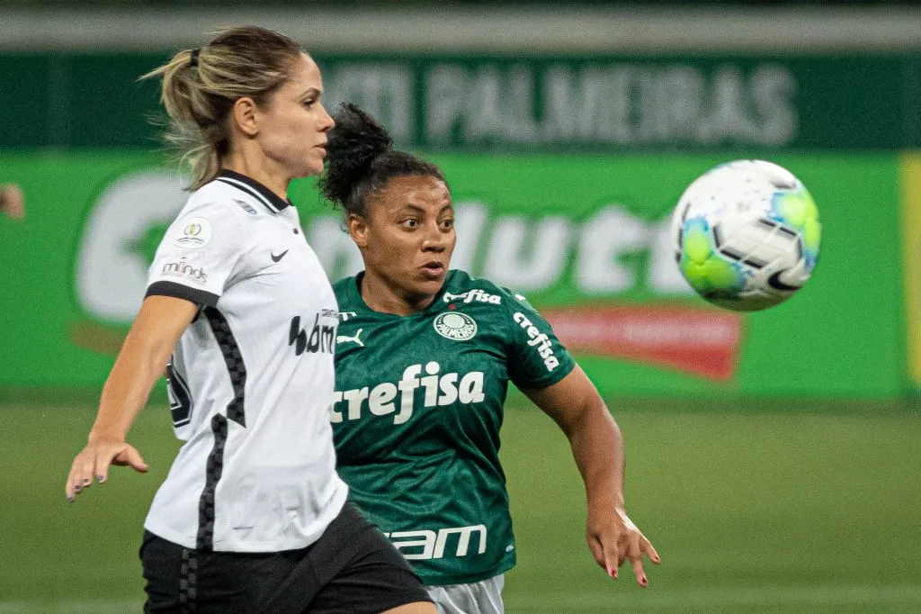 Carla jogadora do Palmeiras disputa lance com Erika jogadora do Corinthians durante partida no estadio Arena Allianz Parque pelo campeonato Brasileiro Feminino 2020. Foto: Rebeca Reis/AGIF
