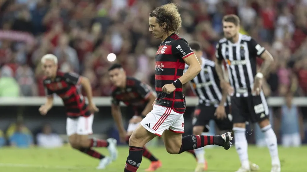 David Luiz jogador do Flamengo cobrando pênalti contra o Atlético-MG no Maracanã pelo Campeonato Brasileiro A 2024. Foto: Andre Mourao/AGIF