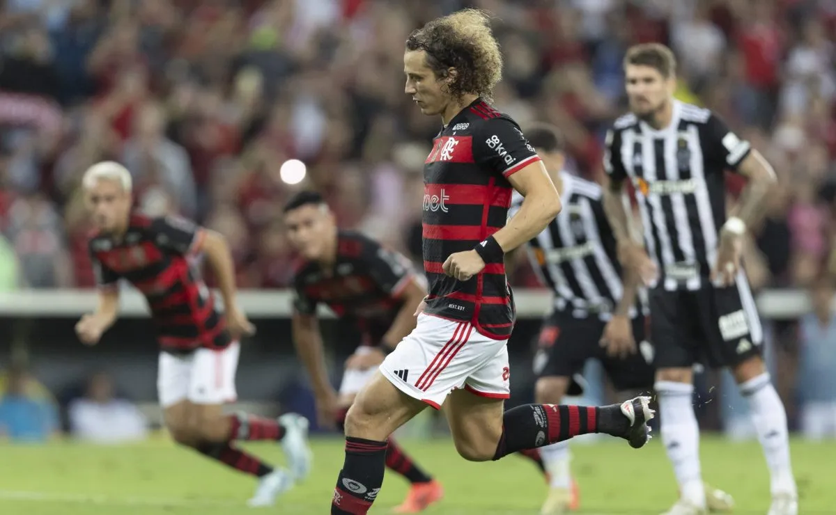 David Luiz jogador do Flamengo cobrando pênalti contra o Atlético-MG no Maracanã pelo Campeonato Brasileiro A 2024.
