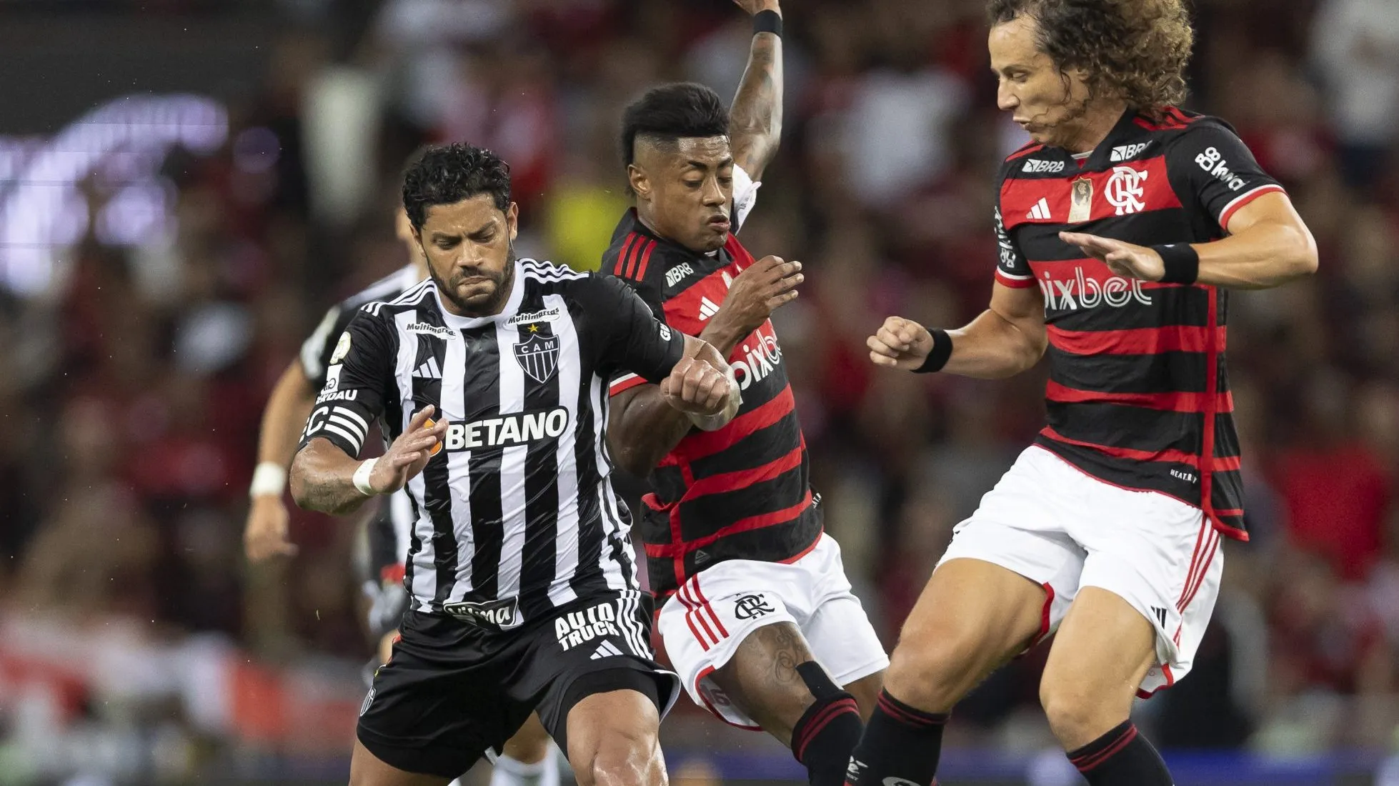 Hulk, do Atlético-MG, divide a bola com jogadores do Flamengo. Foto: Andre Mourao/AGIF