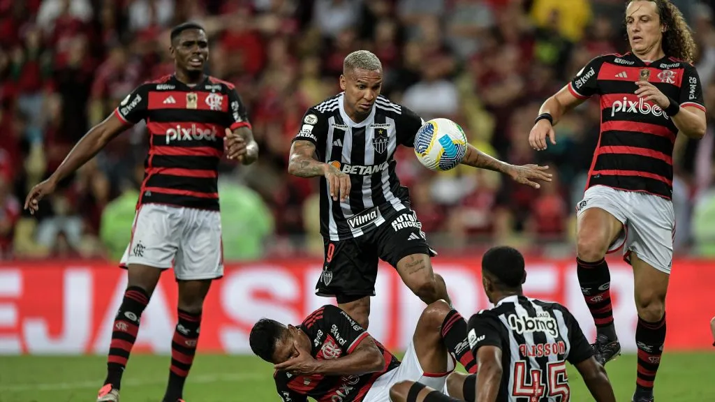 Deyverson em disputa de bola durante o jogo.