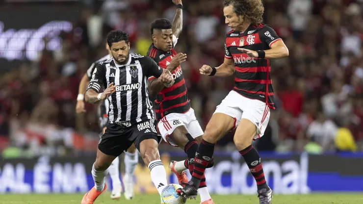 Bruno Henrique e David Luiz jogadores do Flamengo disputam lance com Hulk jogador do Atlético-MG durante partida no Maracanã pelo Campeonato Brasileiro A 2024. Foto: Andre Mourao/AGIF